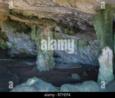 Fontein Höhle Aruba - bunte Kalkstein Stalagmiten und Stalaktiten - in der Nähe von Boca Prins in "Arikok" National Park - Enthält Arawak indische Höhlenzeichnungen Stockfoto