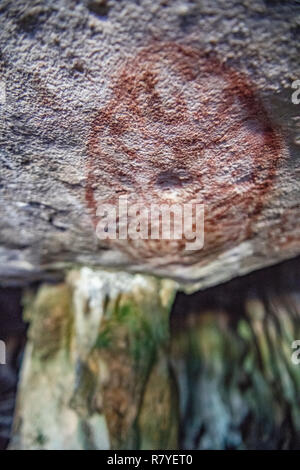 Fontein cave Zeichnungen Aruba - bunte Kalkstein Stalagmiten und Stalaktiten - in der Nähe von Boca Prins in "Arikok" Nationalpark - durch Arawak Indianer gezeichnet Stockfoto