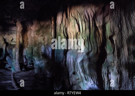 Fontein Höhle Aruba - bunte Kalkstein Stalagmiten und Stalaktiten - in der Nähe von Boca Prins in "Arikok" National Park - Enthält Arawak indische Höhlenzeichnungen Stockfoto