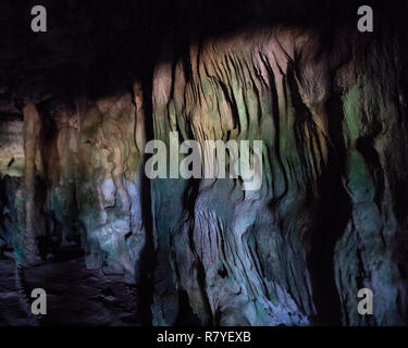 Fontein Höhle Aruba - bunte Kalkstein Stalagmiten und Stalaktiten - in der Nähe von Boca Prins in "Arikok" National Park - Enthält Arawak indische Höhlenzeichnungen Stockfoto