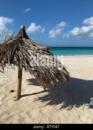 Aruba Beach-tropischen weißen Sandstrand mit aquamarinblauen Wasser - Divi Strand ist ein top Aruba Urlaub in der Karibik - Niederländische Insel/Leeward Inseln Stockfoto