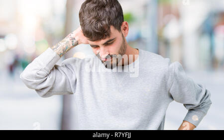 Jungen gutaussehenden Mann mit Sweatshirt über isolierte Hintergrund Leiden der Nacken Schmerzen Verletzungen, Hals mit der Hand berühren, Muskelschmerzen Stockfoto