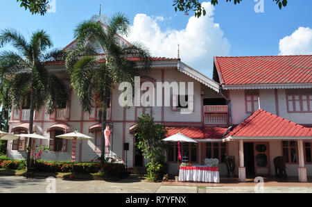 Vongburi Haus, Haupteingang, Phrae, Nord Thailand, zweistöckigen Teak House, vergangener Teak-Dynasty, Palast des letzten Fürsten von Phrae, privates Museum Stockfoto