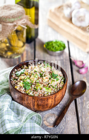 Buchweizen Porridge mit Knochenmark, Schnittlauch und Koriander auf dem hölzernen Tisch Stockfoto