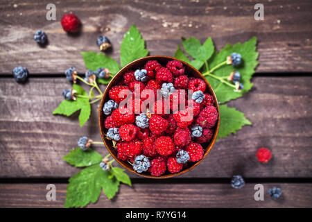 Himbeere und Blackberry in die Schale auf der hölzernen Tisch Stockfoto