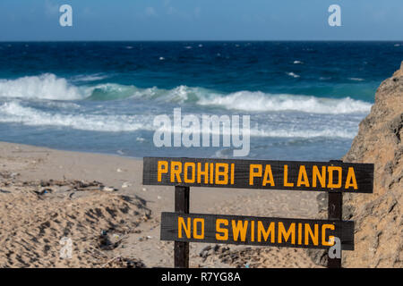 Kein Schwimmen schild Warnung Dos Playa Beach Besucher die gefährlichen Wellen und grobe serf im Nationalpark "Arikok" Aruba zu vermeiden. Stockfoto