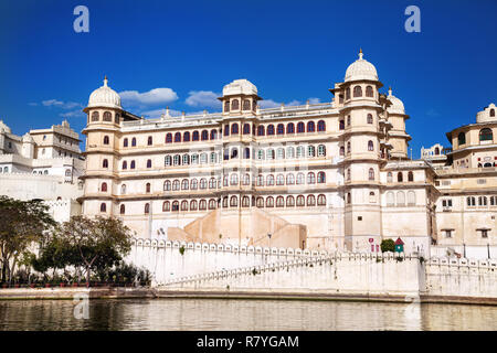 Stadt Palast auf dem Pichola-see im Blue Sky in Udaipur, Rajasthan, Indien Stockfoto