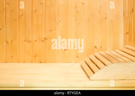 Innenraum der traditionellen klassischen Holz- finnische Sauna mit Kopfstütze. Ruhe und Entspannung im Spa im kalten Winter warm zu halten Stockfoto