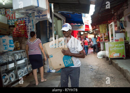 Unbekannte ältere Afro-kolumbianischen Mann nach einem anstrengenden Tag Bazurto Bazurto Markt (Mercado). Cartagena de Indias, Kolumbien, Oktober 2018 Stockfoto