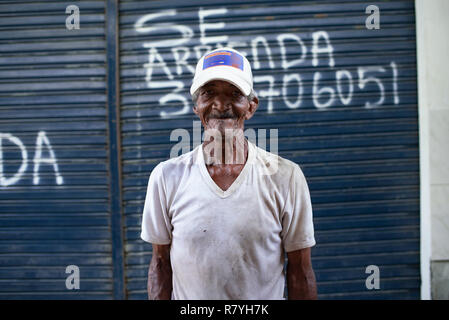 Street Portrait von unbekannten Lächeln ältere Afro-kolumbianischen Mann an Bazurto Markt (Mercado Bazurto). Cartagena de Indias, Kolumbien, Oktober 2018 Stockfoto