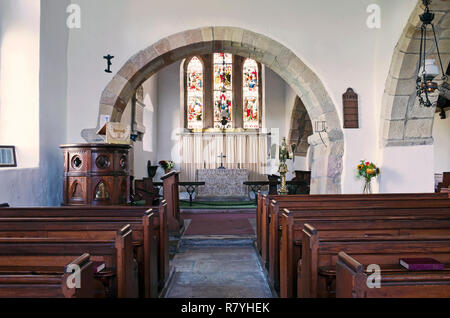 Innenraum der Kirche des Hl. Bega, Mirehouse, Bassenthwaite, Lake District, Cumbria, Kirchenschiff, Kanzel, alte Holzbänke, Altar und Glasfenster. Stockfoto