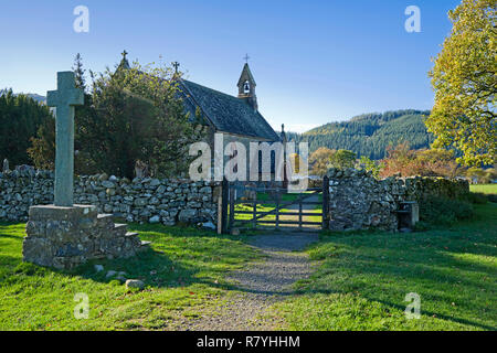 Schöne alte Stein St Bega's Kirche und Kreuz auf dem mirehouse Immobilien, am See Bassenthwaite, Lake District, Cumbria, England UK, Herbst. Stockfoto