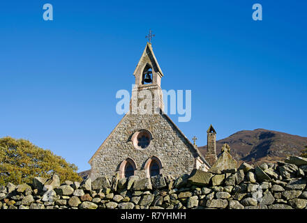 Glockenturm und Stein Giebelwand des Hl. Bega's Kirche, Bassenthwaite, gegen blauen Himmel gesehen, Trockenmauer im Vordergrund, Lake District in Großbritannien. Stockfoto