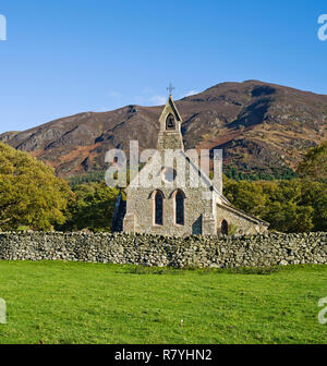 Kirche alte St Bega in der schönen ländlichen Umgebung an Mirehouse, Bassenthwaite, Cumbria, England UK, Lakeland fiel Ullock Pike hinter steigt. Stockfoto