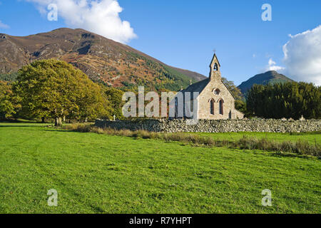 Alte St Bega's Kirche in einer wunderschönen ländlichen Umgebung, Mirehouse, Bassenthwaite, Cumbria, England UK, Lakeland fells Ullock Pike und Dodd hinter steigt. Stockfoto