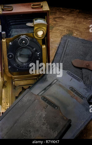 24-Mar-2009 - Vintage Holz- Kamera 1923 Goerz, Berlin. tropisches Holz mit Messingbeschlägen, dunkles Leder und brüllt, Dogmar 4,5/13,5 cm in Comp Stockfoto