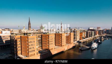 Hamburg, Deutschland, 17. November 2018: Blick auf die Skyline der Stadt Hamburg vom Hafen entfernt. Stockfoto