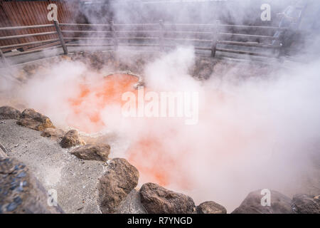 Kamado Jigoku (Hölle) Teich im Herbst, einer der berühmten