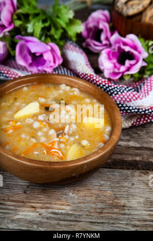 Pickle Suppe auf alten Holztisch. Lecker Abendessen. Stockfoto