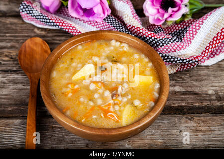 Pickle Suppe auf alten Holztisch. Lecker Abendessen. Stockfoto