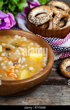 Pickle Suppe auf alten Holztisch. Lecker Abendessen. Stockfoto