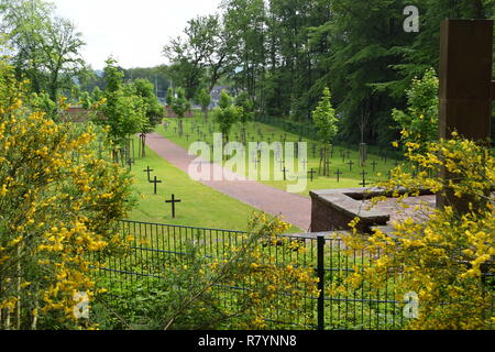 Ein warmer Sommertag in einer 2ww Ehrenfriedhof in Reimsbach ist ein Soldatenfriedhof, an den Ausläufern des Hunsrücks hohen Wald auf dem Land gelegen Stockfoto