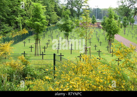 Ein warmer Sommertag in einer 2ww Ehrenfriedhof in Reimsbach ist ein Soldatenfriedhof, an den Ausläufern des Hunsrücks hohen Wald auf dem Land gelegen Stockfoto