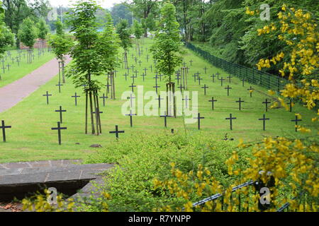 Ein warmer Sommertag in einer 2ww Ehrenfriedhof in Reimsbach ist ein Soldatenfriedhof, an den Ausläufern des Hunsrücks hohen Wald auf dem Land gelegen Stockfoto