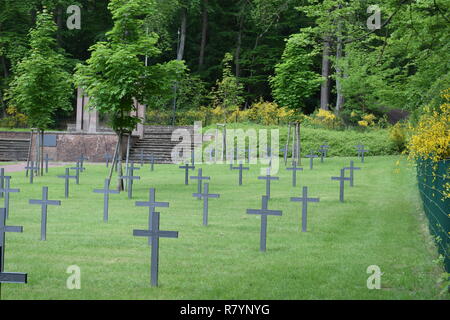 Ein warmer Sommertag in einer 2ww Ehrenfriedhof in Reimsbach ist ein Soldatenfriedhof, an den Ausläufern des Hunsrücks hohen Wald auf dem Land gelegen Stockfoto