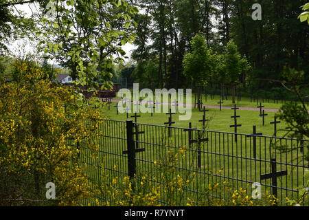 Ein warmer Sommertag in einer 2ww Ehrenfriedhof in Reimsbach ist ein Soldatenfriedhof, an den Ausläufern des Hunsrücks hohen Wald auf dem Land gelegen Stockfoto