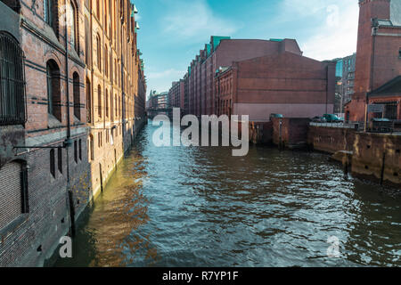 Hamburg, Deutschland, 17. November 2018: Blick auf die Elbe, über die berühmte Speicherstadt oder alte Fabrik und der Speicherstadt in der Stadt Stockfoto