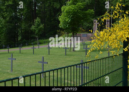 Ein warmer Sommertag in einer 2ww Ehrenfriedhof in Reimsbach ist ein Soldatenfriedhof, an den Ausläufern des Hunsrücks hohen Wald auf dem Land gelegen Stockfoto