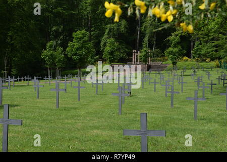 Ein warmer Sommertag in einer 2ww Ehrenfriedhof in Reimsbach ist ein Soldatenfriedhof, an den Ausläufern des Hunsrücks hohen Wald auf dem Land gelegen Stockfoto