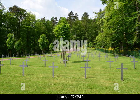 Ein warmer Sommertag in einer 2ww Ehrenfriedhof in Reimsbach ist ein Soldatenfriedhof, an den Ausläufern des Hunsrücks hohen Wald auf dem Land gelegen Stockfoto