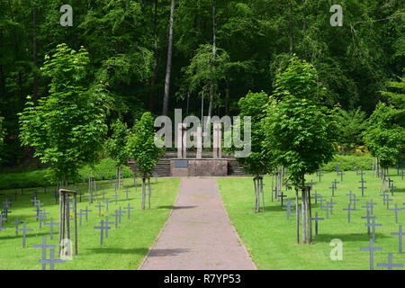 Ein warmer Sommertag in einer 2ww Ehrenfriedhof in Reimsbach ist ein Soldatenfriedhof, an den Ausläufern des Hunsrücks hohen Wald auf dem Land gelegen Stockfoto