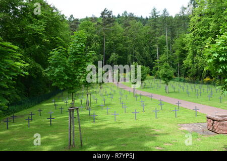 Ein warmer Sommertag in einer 2ww Ehrenfriedhof in Reimsbach ist ein Soldatenfriedhof, an den Ausläufern des Hunsrücks hohen Wald auf dem Land gelegen Stockfoto