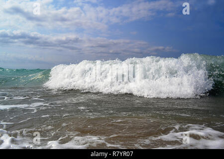 Close-up mit ein wenig sea wave Absturz mit einem weißen Schaum gegen einen bewölkten Himmel Stockfoto