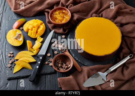 Leckere Schokolade Mango Cheesecake, in der Nähe Stockfoto