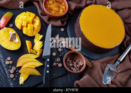 Leckere Schokolade Mango Cheesecake, in der Nähe Stockfoto