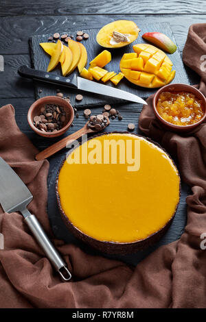 Leckere Schokolade Mango Cheesecake, in der Nähe Stockfoto