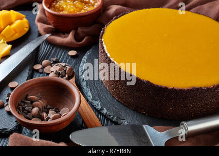 Leckere Schokolade Mango Cheesecake, in der Nähe Stockfoto