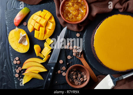 Leckere Schokolade Mango Cheesecake, in der Nähe Stockfoto