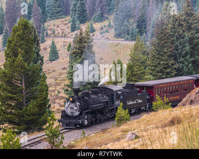 Cumbres & Toltec Scenic Railroad train auf der Ostseite der Cumbres Pass in Colorado. Stockfoto