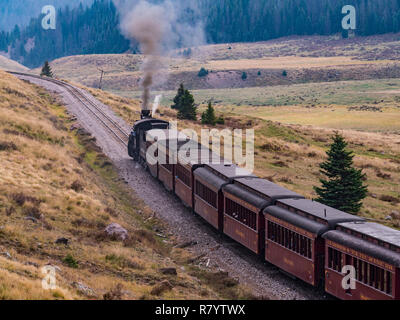 Cumbres & Toltec Scenic Railroad train auf der Ostseite der Cumbres Pass in Colorado. Stockfoto