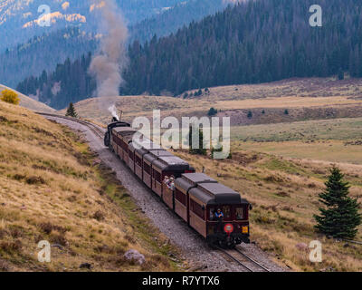 Cumbres & Toltec Scenic Railroad train auf der Ostseite der Cumbres Pass in Colorado. Stockfoto