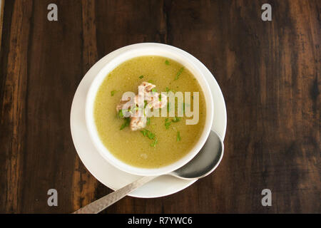 Marag ist eine dünne Suppe mit zartem Lamm Fleisch und Gewürzen. populär in Hyderabad, Indien. Stockfoto