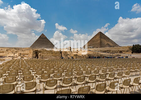 Blick auf die Pyramiden von Open-air Theater in Gizeh Stockfoto