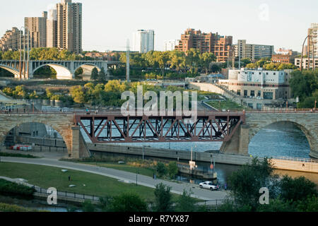 West End historic Steinbogenbrücke. und 3. Avenue Bridge hinter über Mississippi Fluss gesehen von Guthrie Theater. Minneapolis Minnesota MN USA Stockfoto