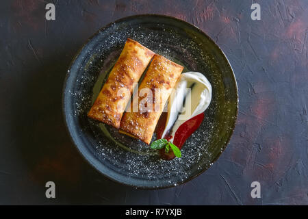 Süße Pfannkuchen mit Quark und mit saurer Sahne und Erdbeermarmelade eingerichtet Stockfoto