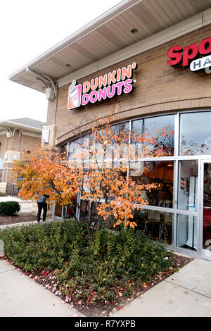 Gehen für Kaffee und Donuts von Dunkin' Donuts. Außen Eingang. Downers Grove Illinois IL USA Stockfoto